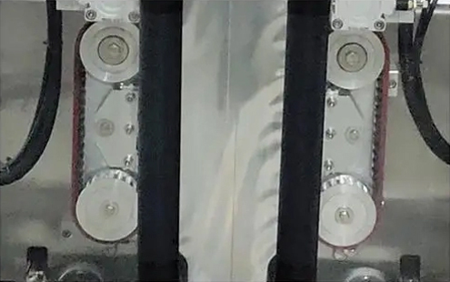 Detail stroja na balenie klinových vreciek - Synchronizované koliesko na ťahanie vreciek